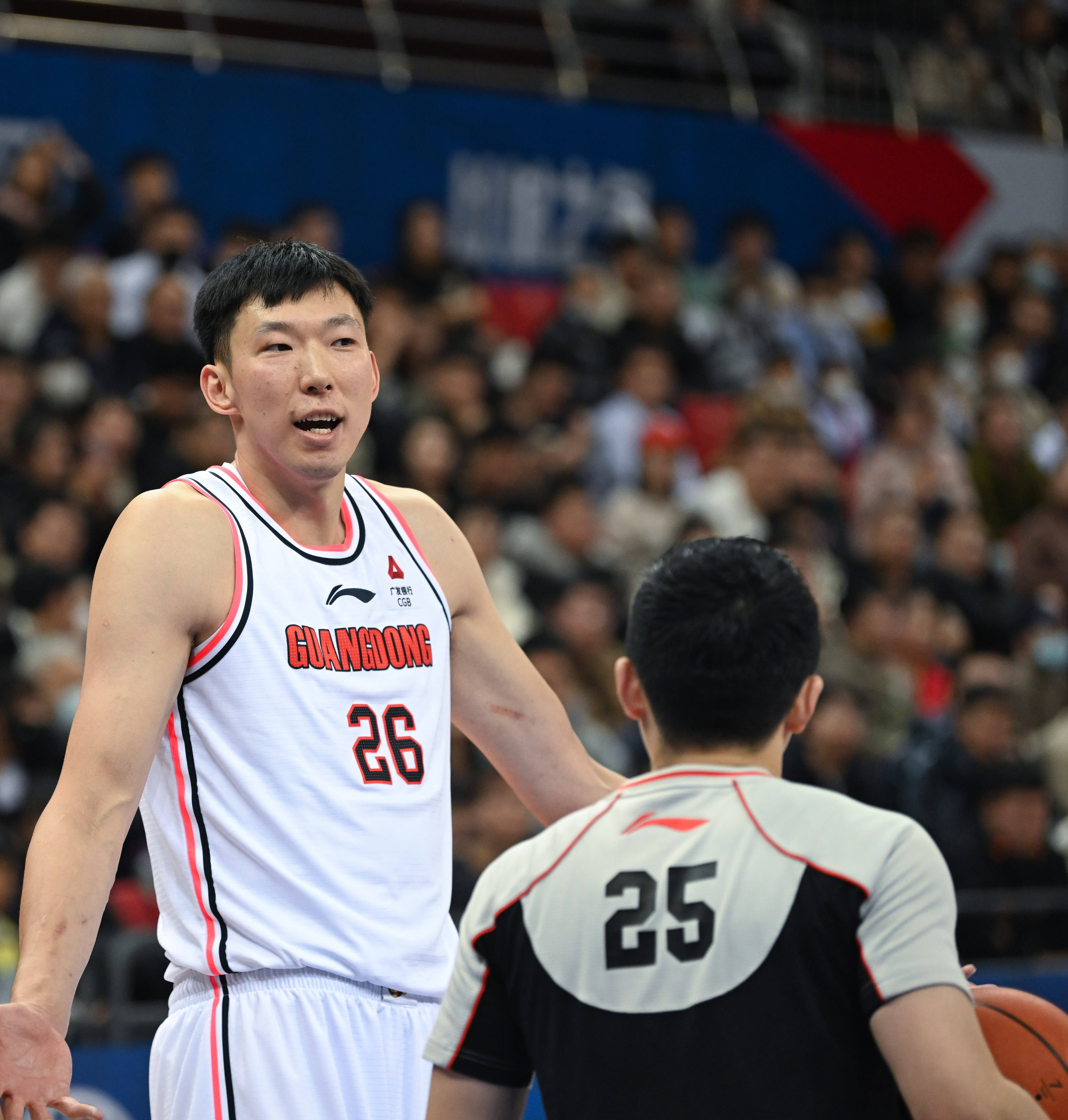 九游娱乐-防守紧逼进攻猛烈，球员拼尽全力努力抗衡对手