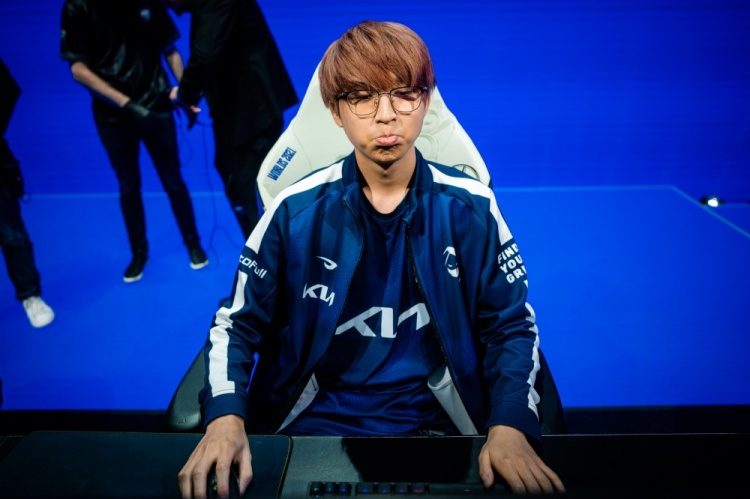 关于TL横扫FLY，Hanssama拿下关键大龙顶尖较量八强赛，锁定晋级资格的信息