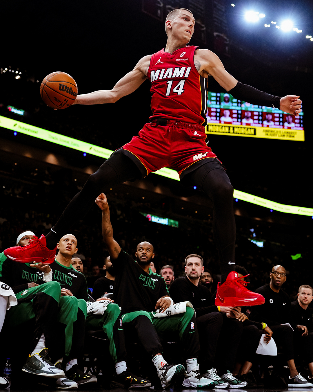 九游娱乐-热火惊险逆转篮网,继续领跑东部