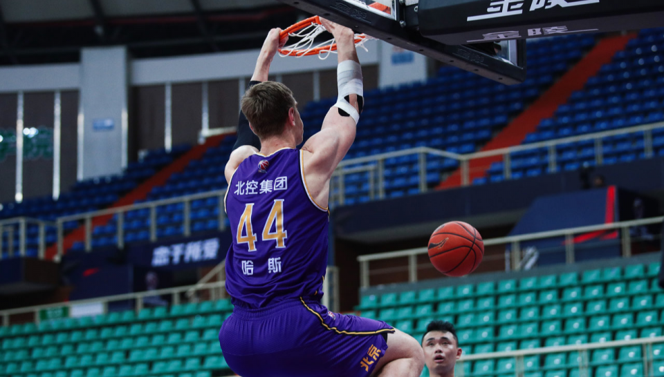 奥克兰篮球联赛内线双塔威力惊人 奥克兰篮球联赛内线双塔威力惊人