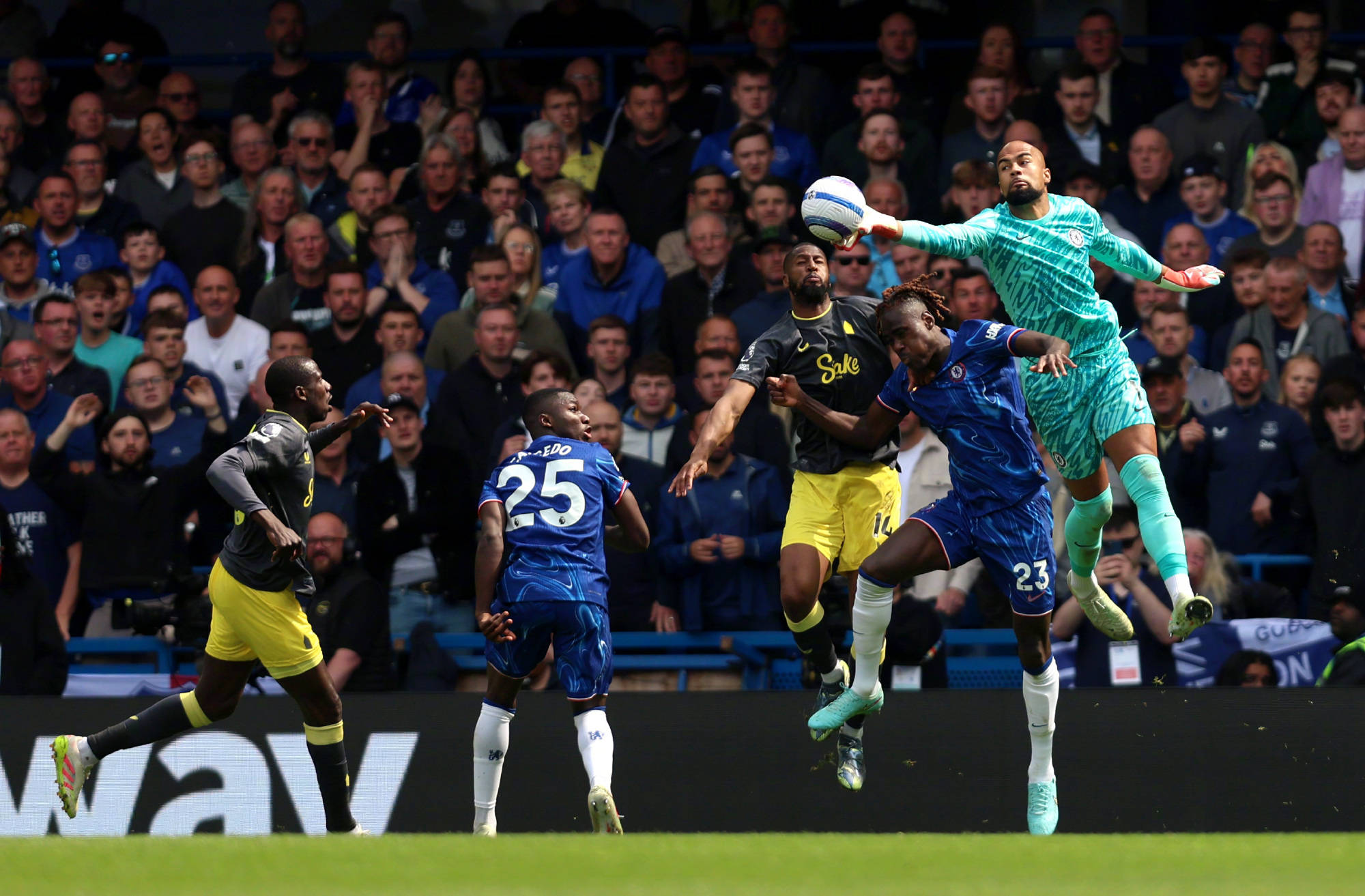 切尔西损失惨重,关键中场遭遇伤病停赛 切尔西损失惨重,关键中场遭遇伤病停赛