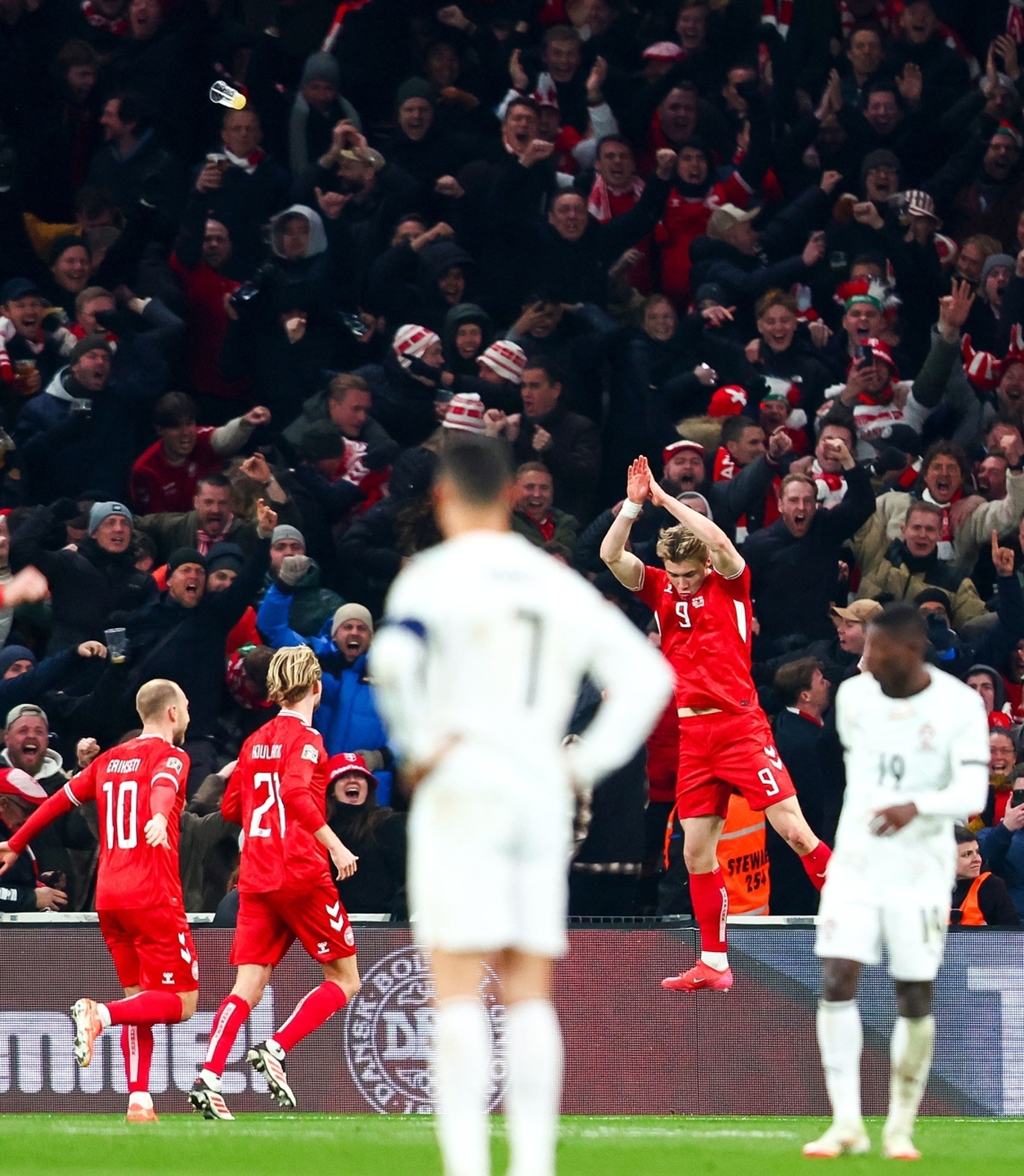 九游娱乐-战意高涨！欧洲国家足球队踢出火花