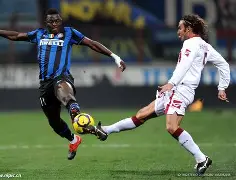 足球赛事激烈角逐，激发球迷激情的简单介绍