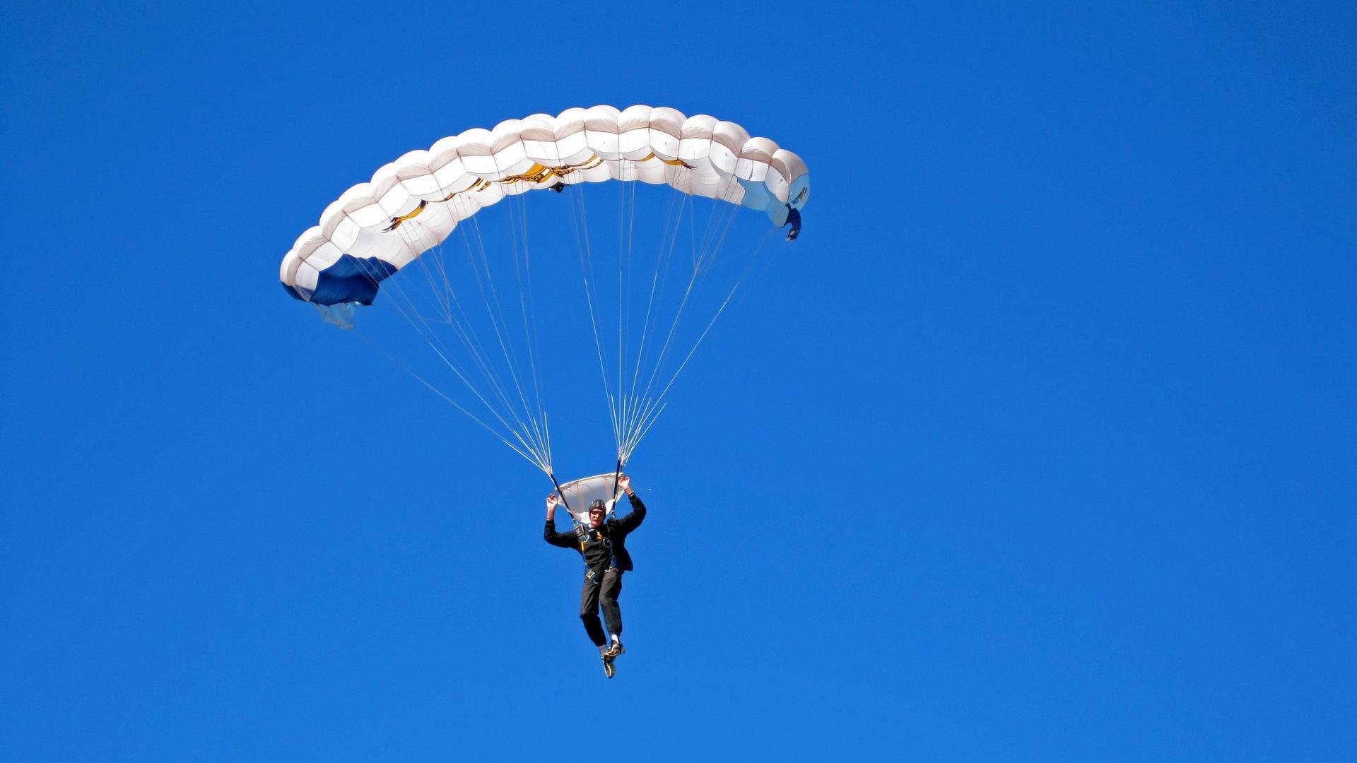 从球场到赛道，智利的决胜智慧与门迪在F1揭幕战的统治艺术